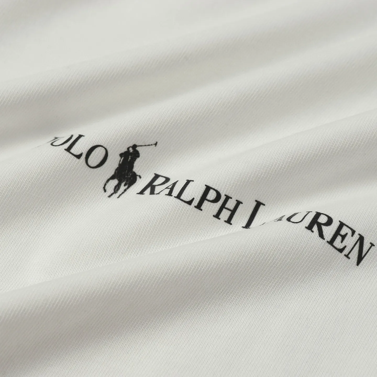 P126 Style number: 505 Ralph Lauren/Ralph Lauren 25ss new summer silicone Polo embossed round neck T-shirt. The main logo on the neck has a QR code mark, which can be scanned for verification. The 3D silicone three-dimensional English letter logo is embossed to distinguish low-quality products on the market. 32 counts, 240g hydrophilic toner, 100% cotton fabric, comfortable and soft, highly breathable, focusing on high-end cost-effectiveness, needless to say good quality. Available in a variety of colors, both boys and girls can try this genderless style, giving them a yuppie tone in no time. Immerse yourself in your leisurely style, and have your own style in retro. Natural, vivid and very French romantic feelings, perfectly integrating youthful atmosphere and trend. Color: white, black, navy blue, dark green Size: S-xL S Shoulder width 44 Bust 104 Sleeve length 23 Clothing length 72 M Shoulder width 45 Bust 108 Sleeve length 24 Clothing length 74 L Shoulder width 46 Bust 112 Sleeve length 25 Clothing length 76 xL Shoulder width 47 Bust 116 Sleeve length 26 Clothing length 78